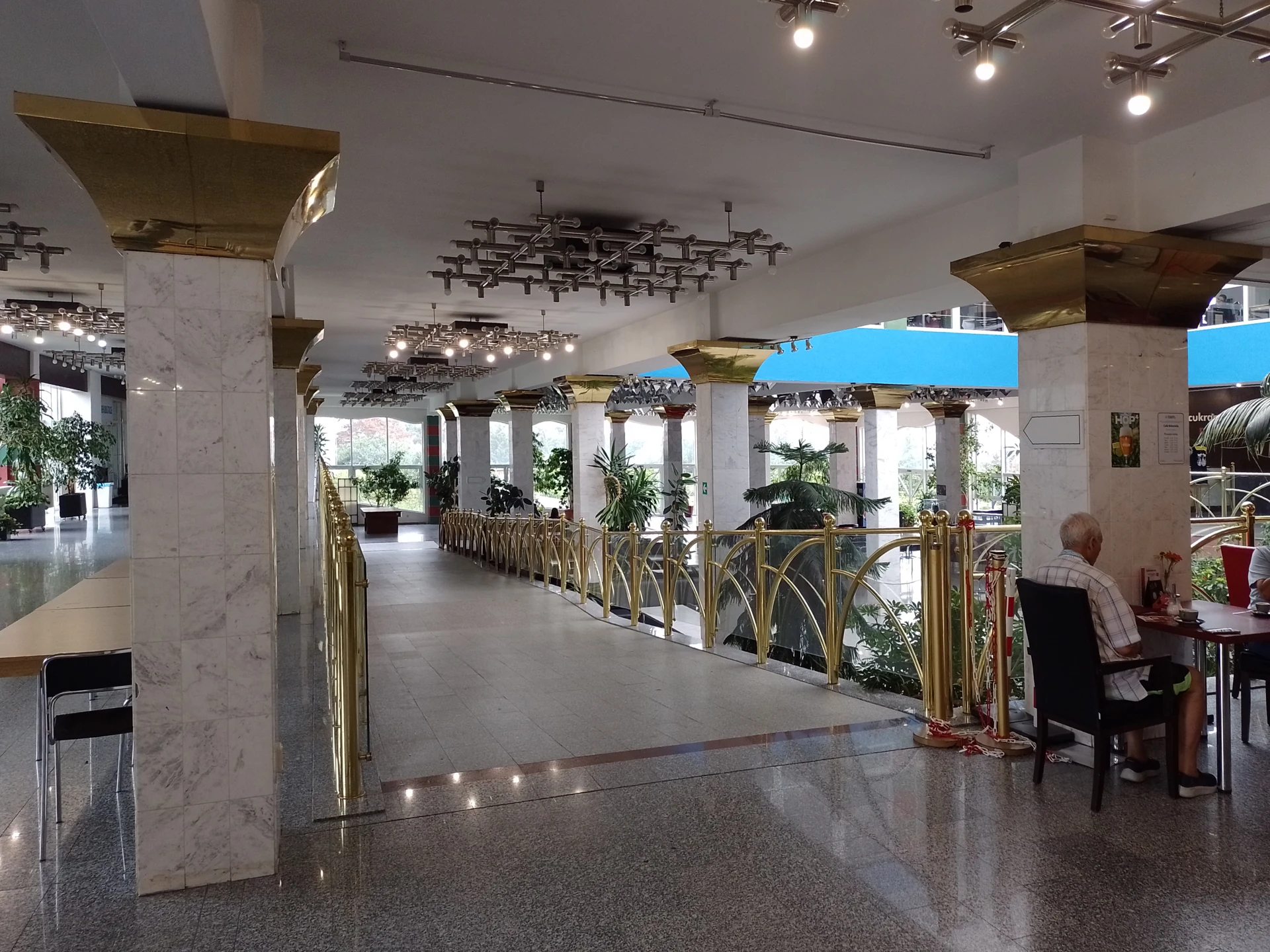 Klimkovice Spa iç mekânında tavana yerleştirilmiş dekoratif aydınlatma