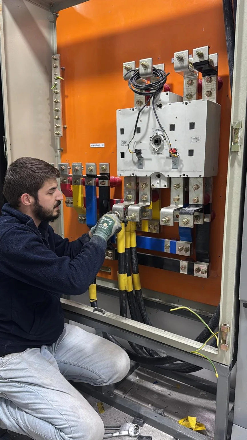 Doğdu Elektrik uygulamasında elektrik panosunun bağlantıları üzerinde çalışma